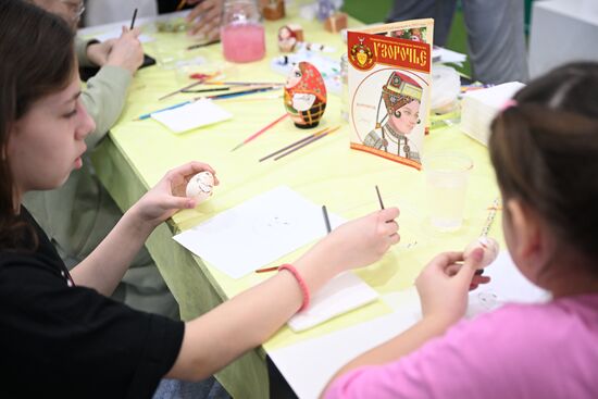 RUSSIA EXPO. Workshop on how to paint matryoshka dolls