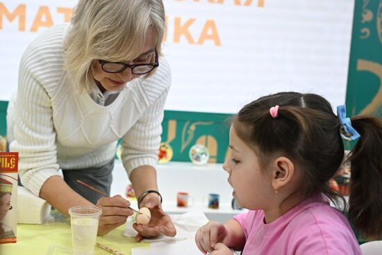 RUSSIA EXPO. Workshop on how to paint matryoshka dolls