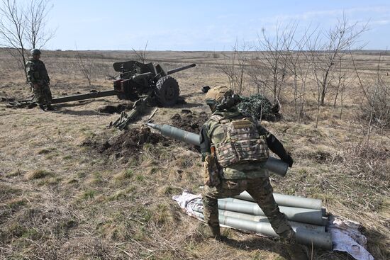 Russia Ukraine Military Operation Artillery Units Training