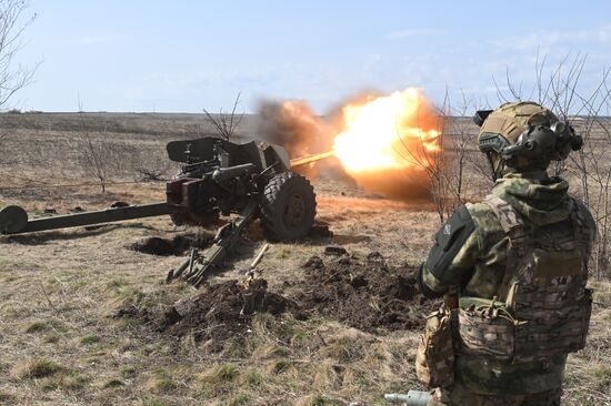 Russia Ukraine Military Operation Artillery Units Training