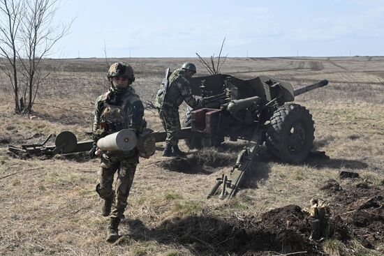 Russia Ukraine Military Operation Artillery Units Training