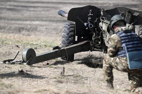 Russia Ukraine Military Operation Artillery Units Training