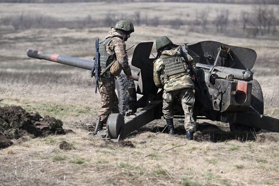 Russia Ukraine Military Operation Artillery Units Training