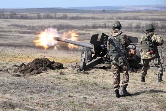 Russia Ukraine Military Operation Artillery Units Training