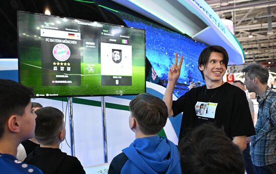 RUSSIA EXPO. Meet-and-greet with cybersport world champion Robert Fakhretdinov