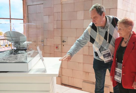 RUSSIA EXPO. Honoring married couple at St. Petersburg stand