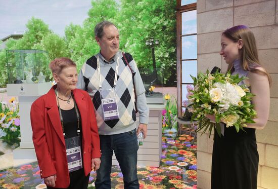 RUSSIA EXPO. Honoring married couple at St. Petersburg stand