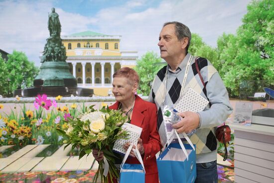 RUSSIA EXPO. Honoring married couple at St. Petersburg stand