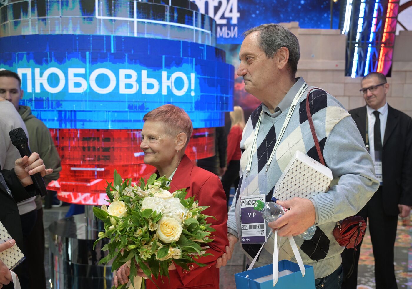 RUSSIA EXPO. Honoring married couple at St. Petersburg stand