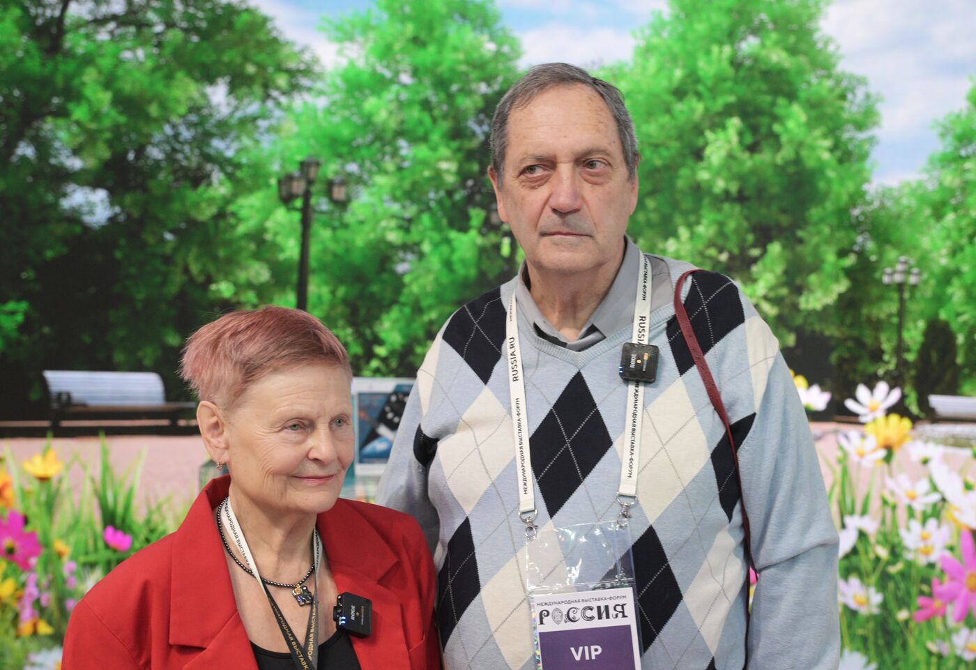 RUSSIA EXPO. Honoring married couple at St. Petersburg stand