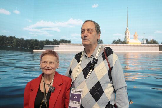 RUSSIA EXPO. Honoring married couple at St. Petersburg stand