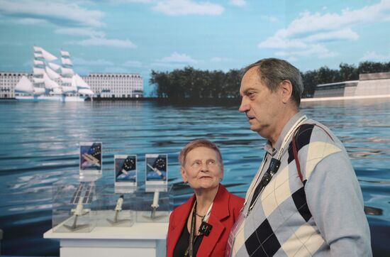 RUSSIA EXPO. Honoring married couple at St. Petersburg stand