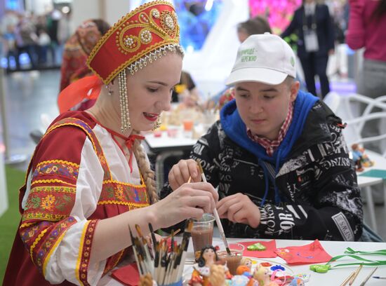 RUSSIA EXPO. Workshops on painting Romanov and Kovrov toys