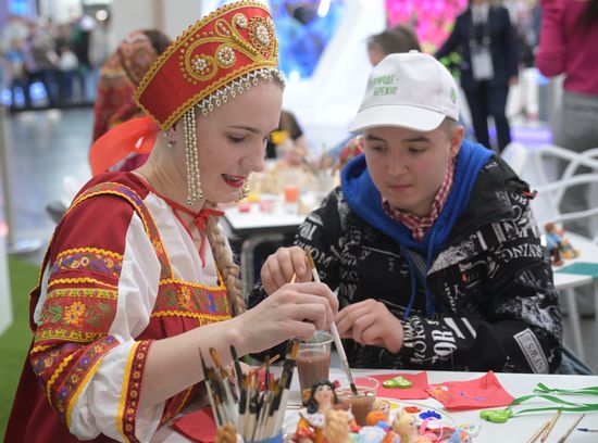 RUSSIA EXPO. Workshops on painting Romanov and Kovrov toys