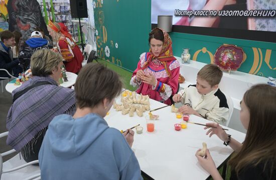 RUSSIA EXPO. Workshops on painting Romanov and Kovrov toys