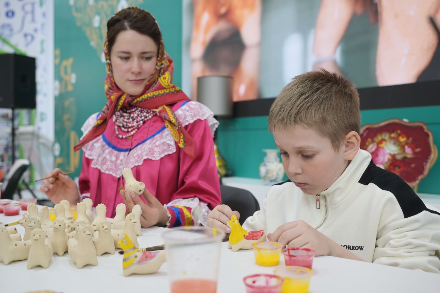 RUSSIA EXPO. Workshops on painting Romanov and Kovrov toys