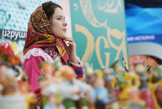 RUSSIA EXPO. Workshops on painting Romanov and Kovrov toys