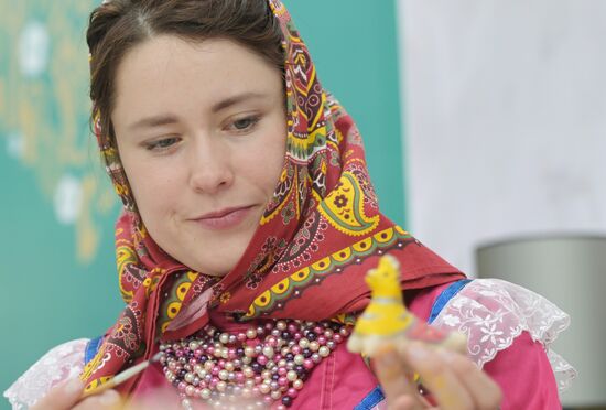 RUSSIA EXPO. Workshops on painting Romanov and Kovrov toys