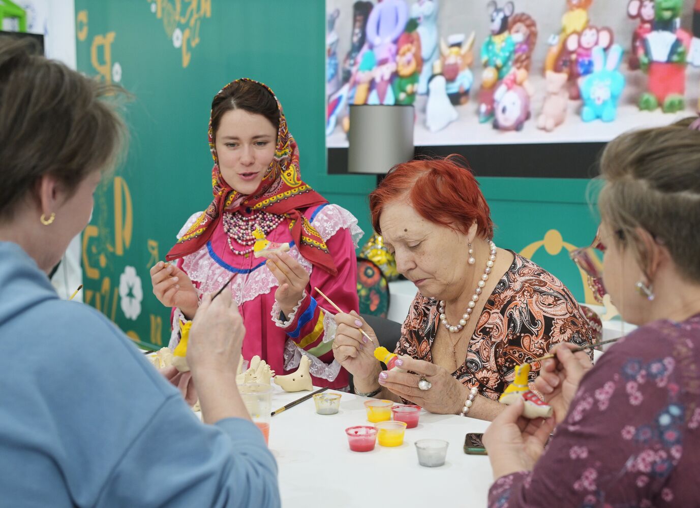 RUSSIA EXPO. Workshops on painting Romanov and Kovrov toys