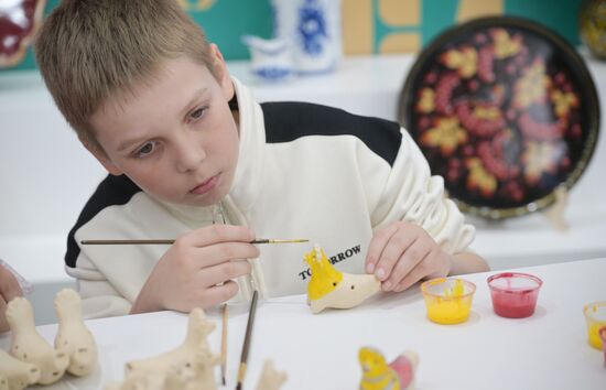 RUSSIA EXPO. Workshops on painting Romanov and Kovrov toys