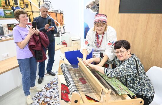 Russia EXPO. Operating Weaving Machine workshop