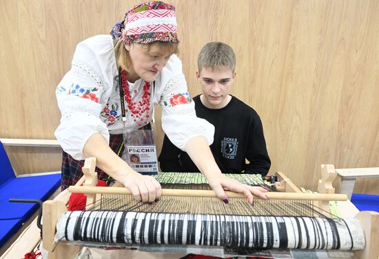 Russia EXPO. Operating Weaving Machine workshop