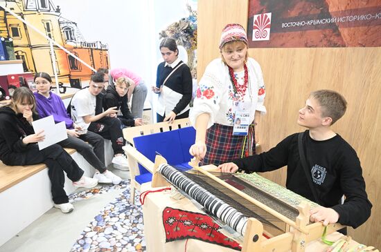 Russia EXPO. Operating Weaving Machine workshop