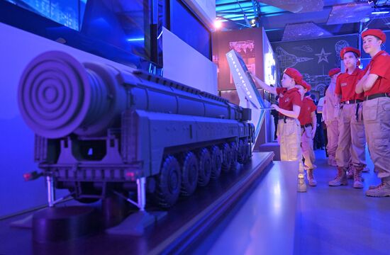 RUSSIA EXPO. Tour with Znaniye: Russian Army is a Start into Successful Future