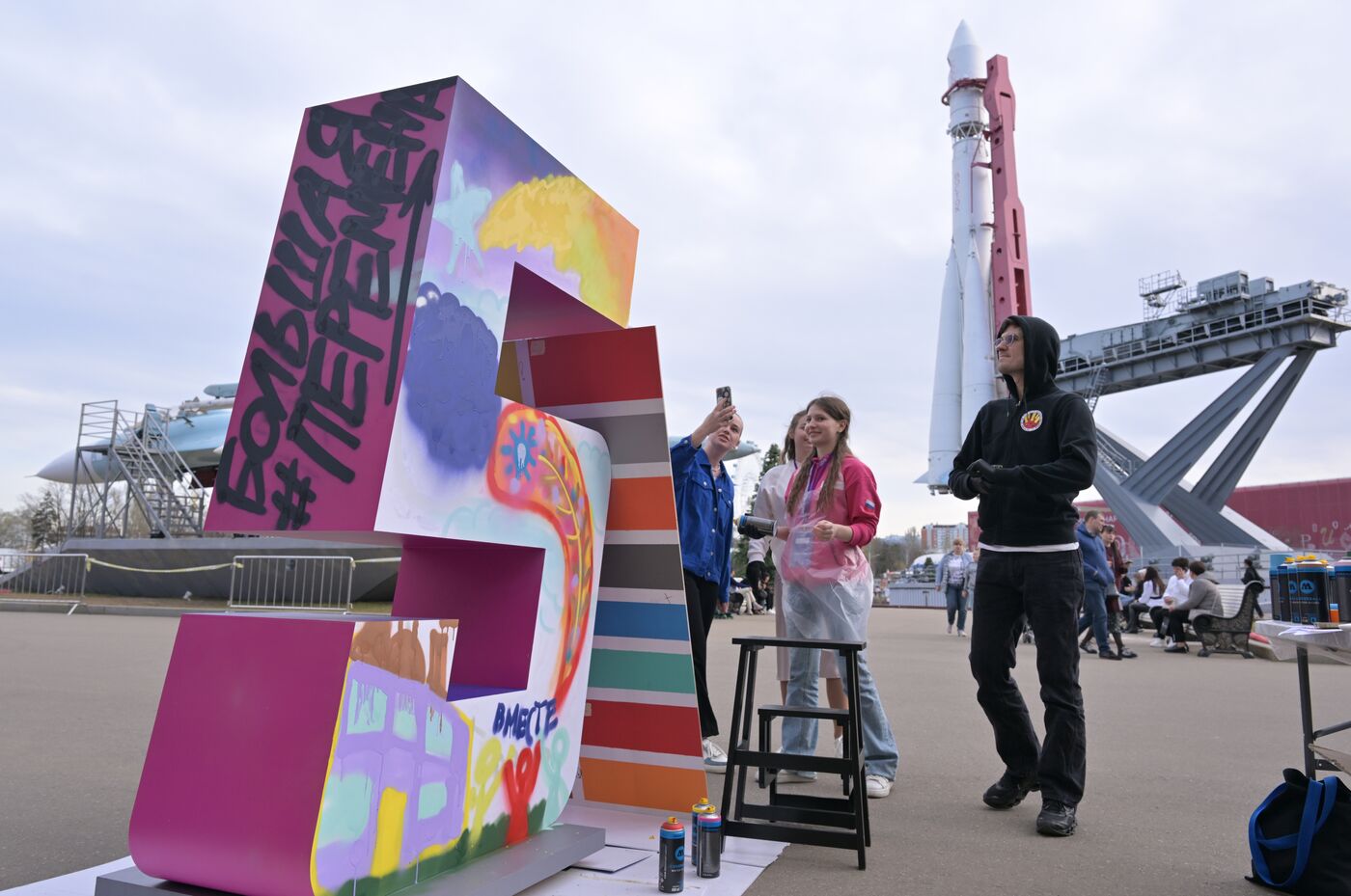 RUSSIA EXPO. Finalists of Big Break with artist Misha Most create emblem of contest's anniversary season