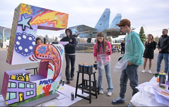 RUSSIA EXPO. Finalists of Big Break with artist Misha Most create emblem of contest's anniversary season