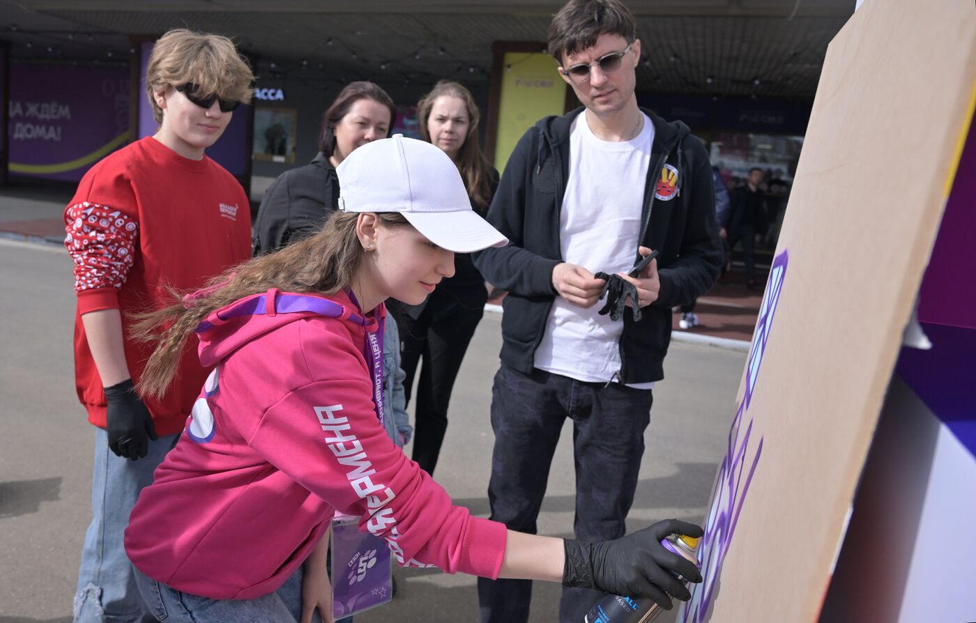 RUSSIA EXPO. Finalists of Big Break with artist Misha Most create emblem of contest's anniversary season