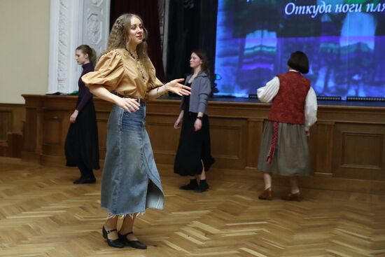 RUSSIA EXPO. Traditional choreography class