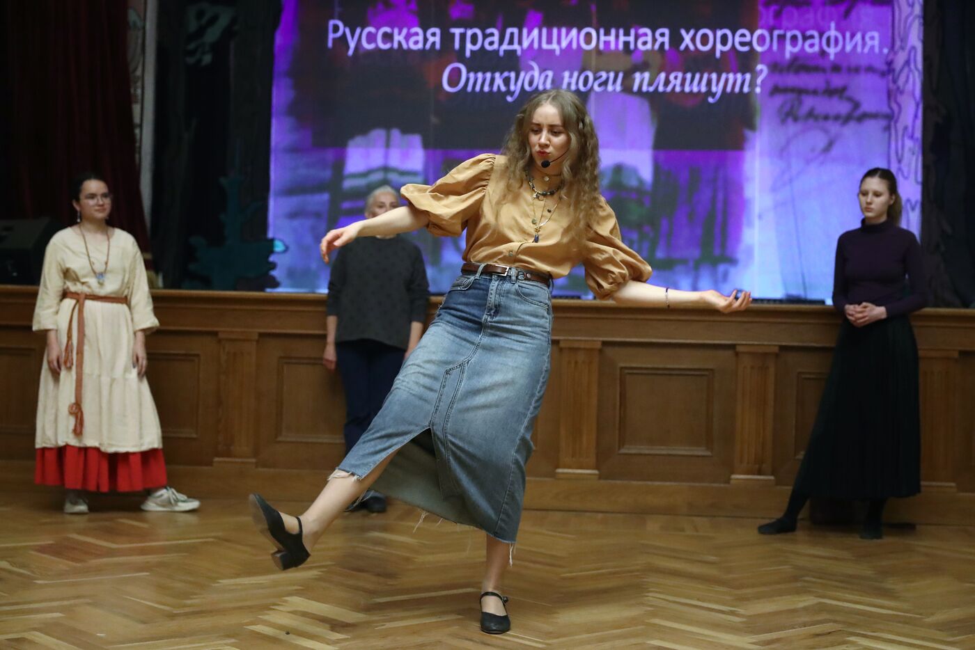 RUSSIA EXPO. Traditional choreography class