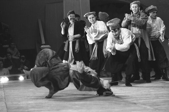 Alexandrov Soviet Army Ensemble performs