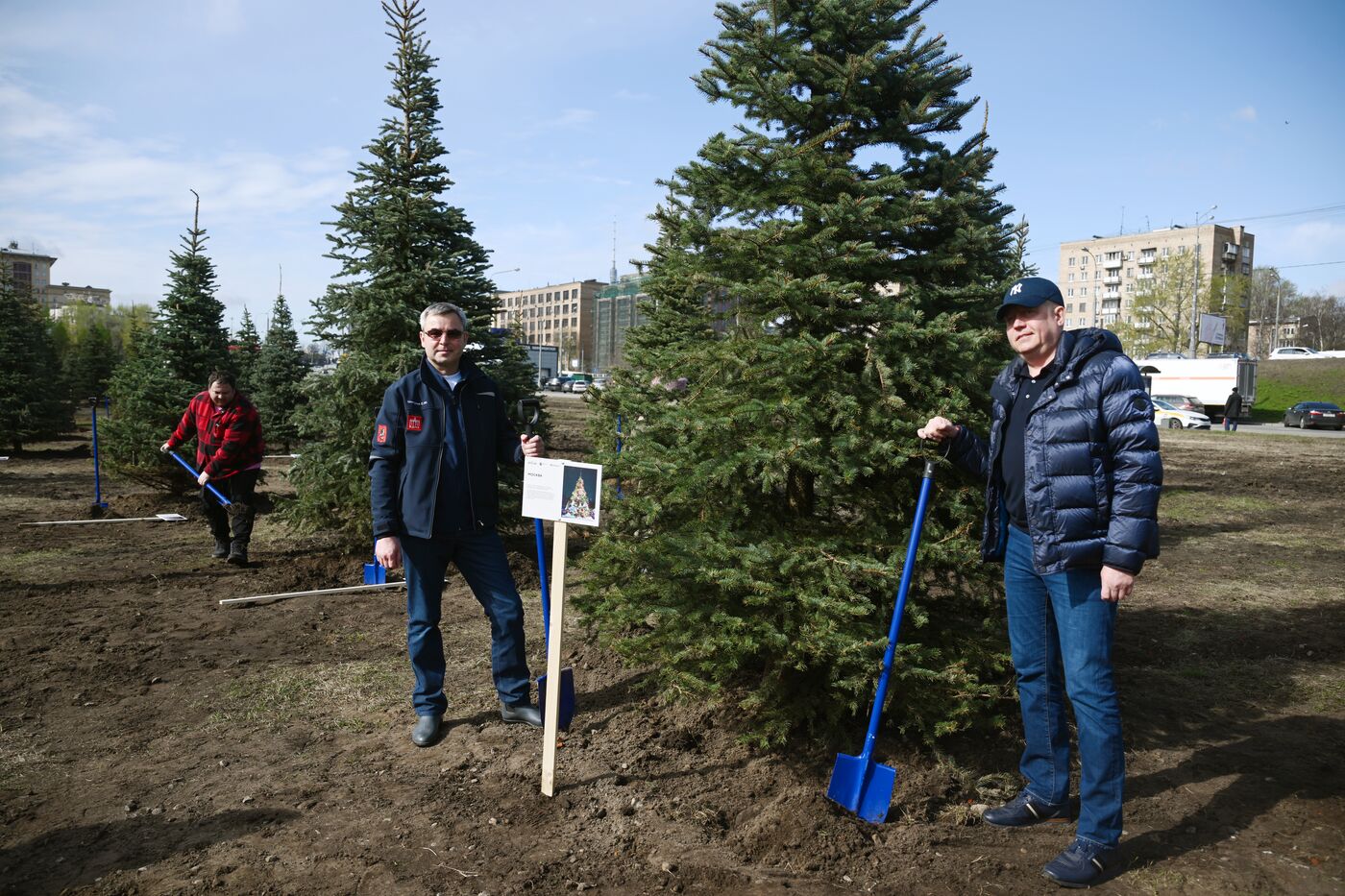 RUSSIA EXPO. Spruce Alley community work day