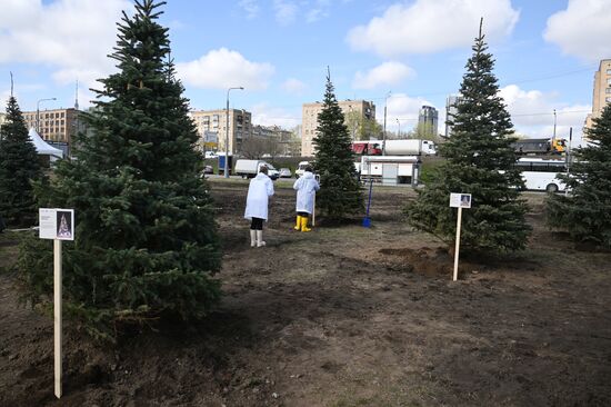 RUSSIA EXPO. Spruce Alley community work day