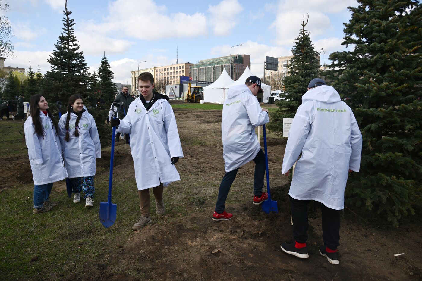 RUSSIA EXPO. Spruce Alley community work day