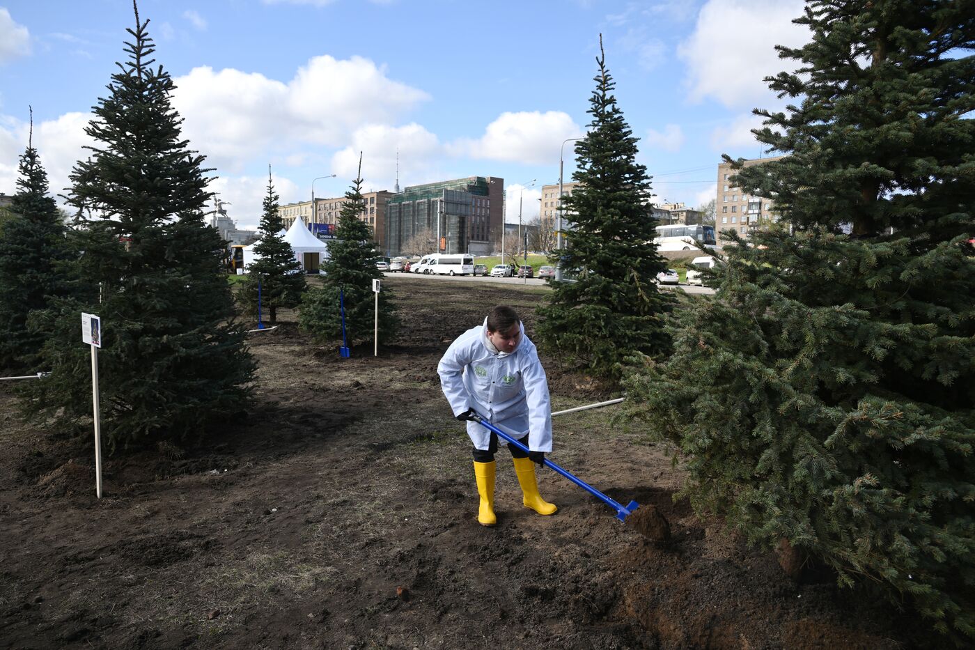 RUSSIA EXPO. Spruce Alley community work day