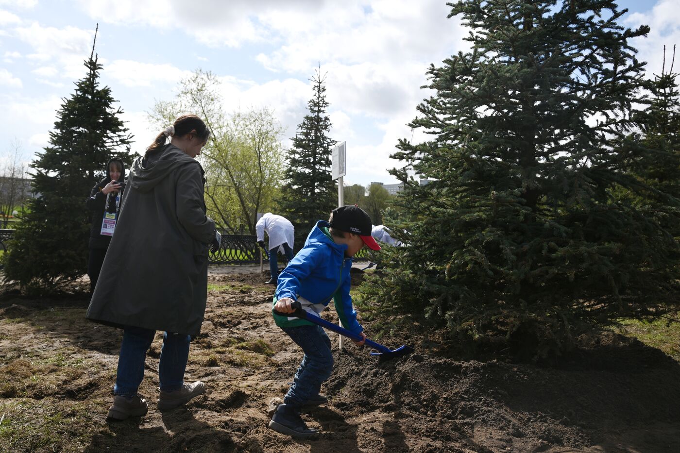 RUSSIA EXPO. Spruce Alley community work day