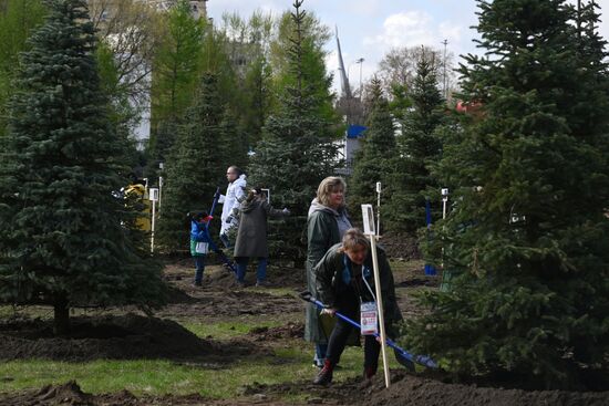 RUSSIA EXPO. Spruce Alley community work day