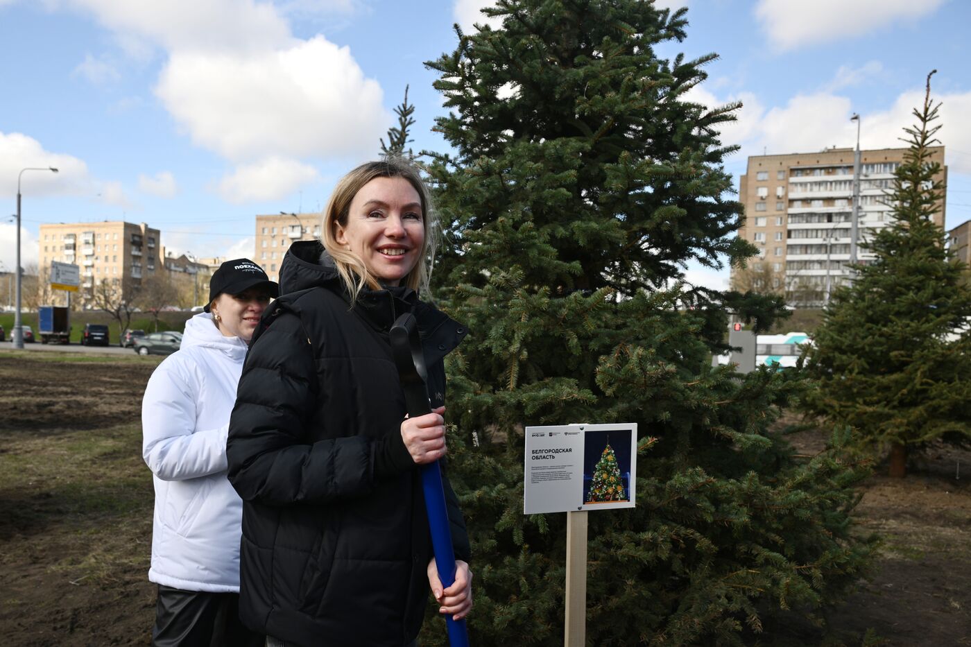 RUSSIA EXPO. Spruce Alley community work day