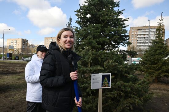 RUSSIA EXPO. Spruce Alley community work day
