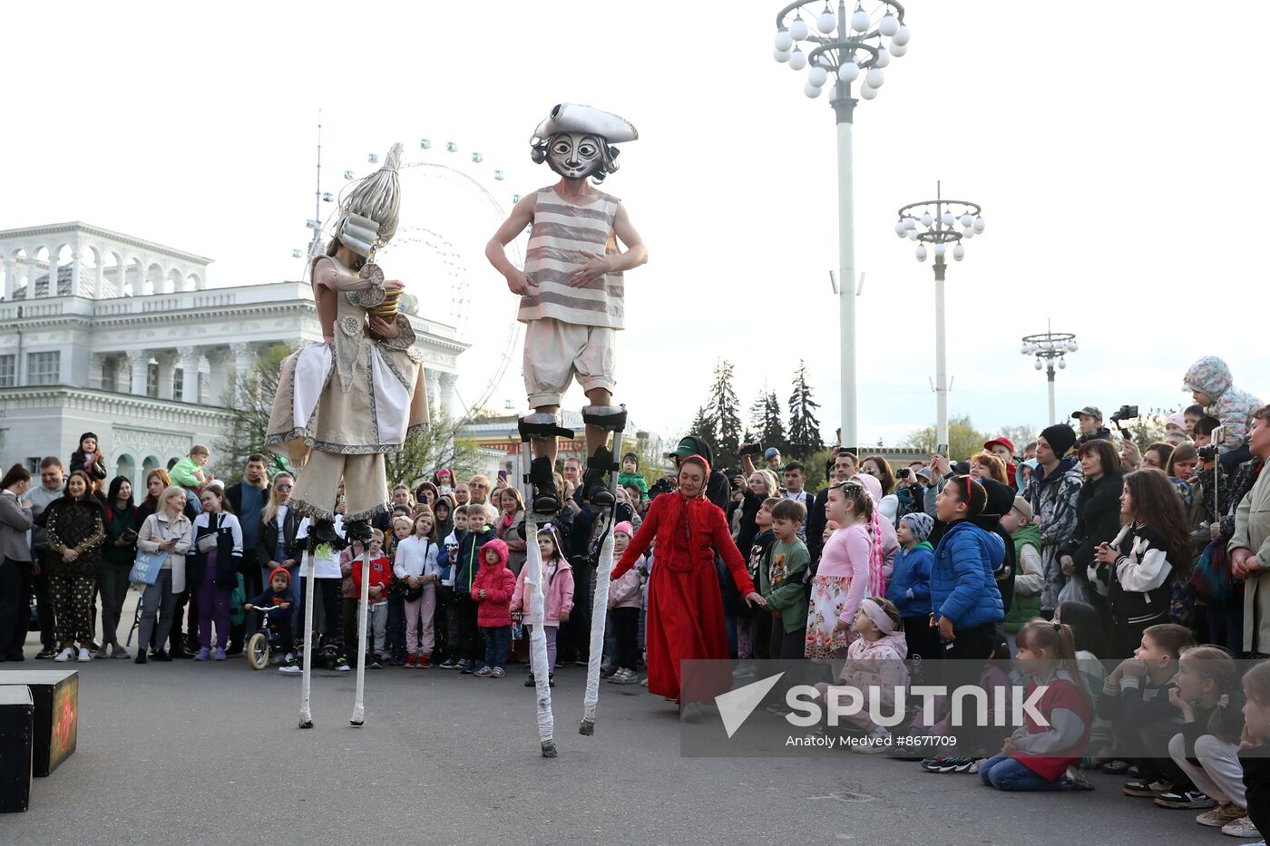 RUSSIA EXPO. Show, How Peter the Great Something Somewhere