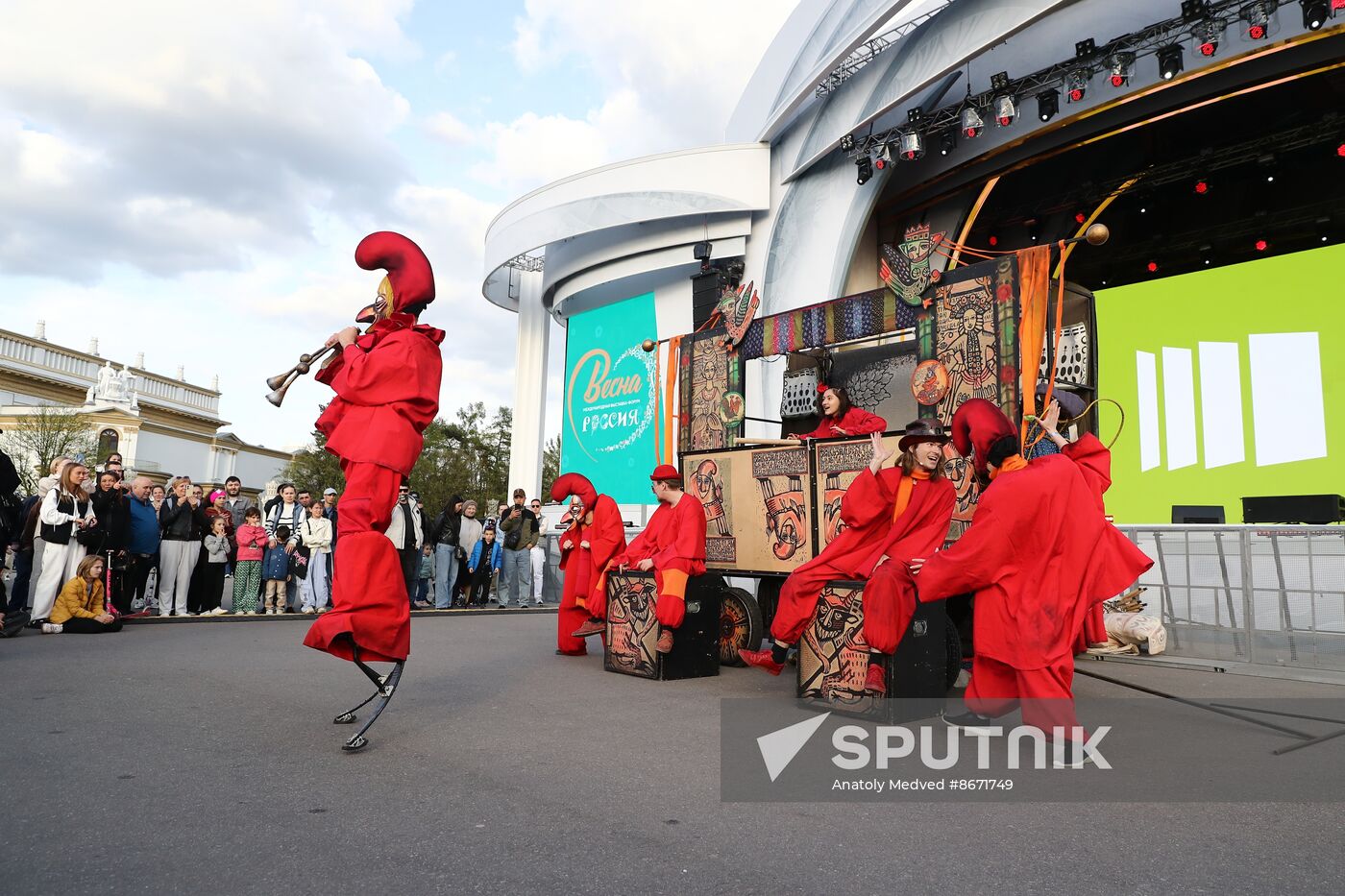 RUSSIA EXPO. Show, How Peter the Great Something Somewhere