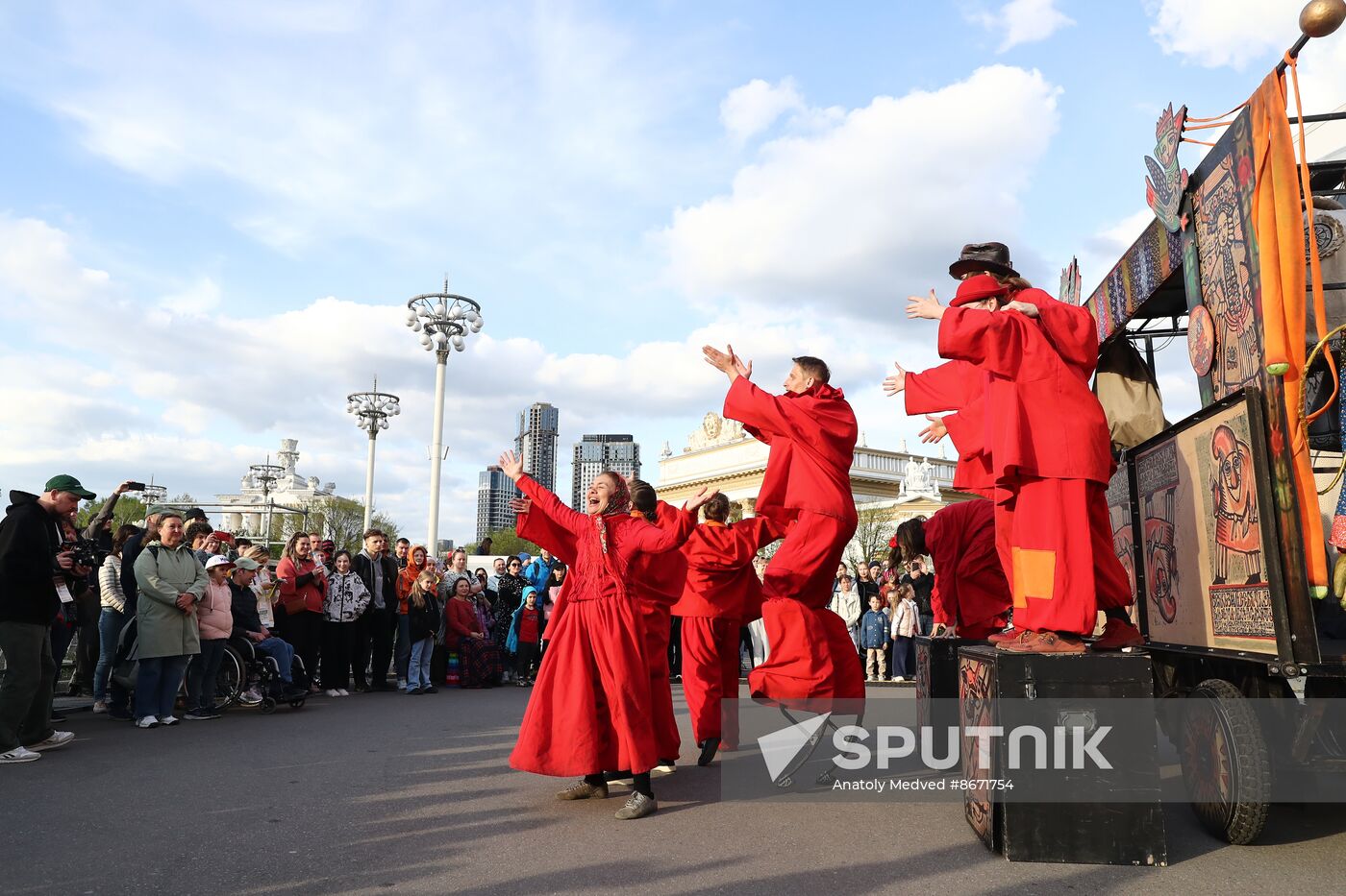 RUSSIA EXPO. Show, How Peter the Great Something Somewhere