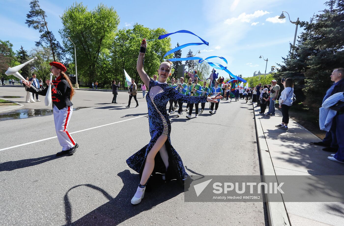 RUSSIA EXPO. Labor is Cool procession and flashmob