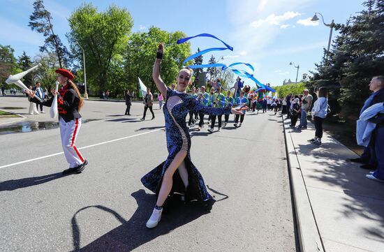 RUSSIA EXPO. Labor is Cool procession and flashmob