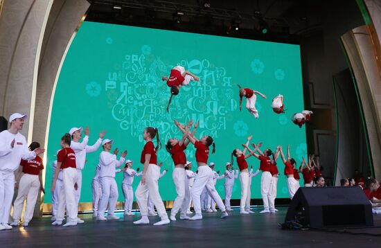 RUSSIA EXPO. Labor is Cool procession and flashmob