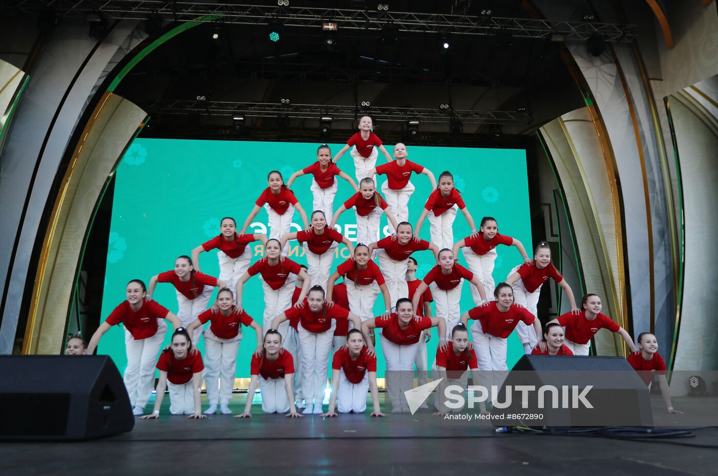 RUSSIA EXPO. Labor is Cool procession and flashmob