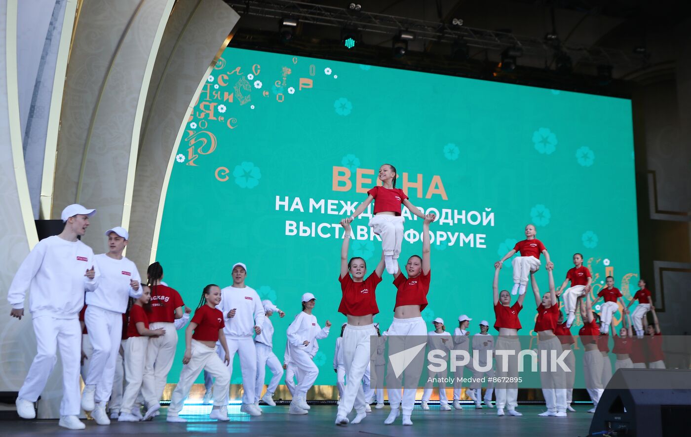 RUSSIA EXPO. Labor is Cool procession and flashmob